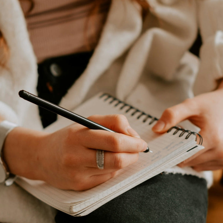 Crystals for Therapy: A Guide for Counsellors, Energy Workers and Self-Healers